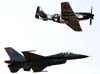 North American TF-51D Mustang (acima) e Lockheed Martin F-16CJ Fighting Falcon. (24/04/2009) Foto: Celia Passerani.