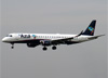 Embraer 195LR, PR-AYM, da Azul. (23/04/2014)