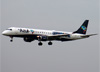 Embraer 195AR, PR-AYG, da Azul. (23/04/2014)