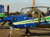 Capito Aviador Santos sendo ajudado por um "Anjo da Guarda" para sair do Embraer T-27 Tucano, FAB 1435, aeronave nmero 3 da Esquadrilha da Fumaa. (01/07/2007) Foto: Titolvio de Oliveira Neto