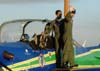 Tenente Aviador Ricardo Felzcky cumprimentando o pblico na asa esquerda do Embraer T-27 Tucano, FAB 1358, aeronave nmero 4 da Esquadrilha da Fumaa. (01/07/2007) Foto: Titolvio de Oliveira Neto