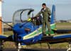 Tenente Aviador Felscky se acomodando no cockpit do Embraer T-27 Tucano, FAB 1358, aeronave nmero 4 da Esquadrilha da Fumaa, auxiliado por um "Anjo da Guarda". (01/07/2007) Foto: Titolvio de Oliveira Neto